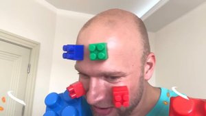 Лиза и папа играют в лего / lego hands