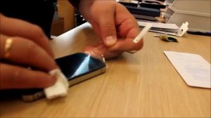Как наклеить защитное стекло?