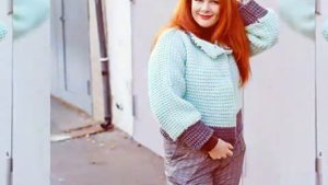 Обзор вязаного бомбера большого размера пастельного голубого оттенка ручной крупной вязки 2017