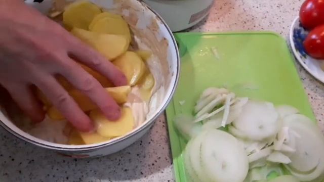 МЯСО ПО ФРАНЦУЗСКИ С КУРИЦЕЙ И КАРТОШКОЙ.  ВКУСНЫЙ РЕЦЕПТ ОТ БАБУШКИ.