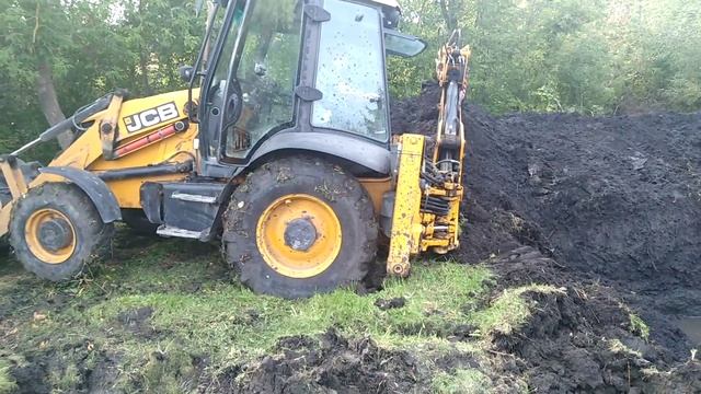 Копаю пруд на участке экскаватором. Часть1.