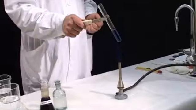 Лабораторная работа в пробирку. Штатив с пробиркой и спиртовкой. Йод с крахмалом в пробирке