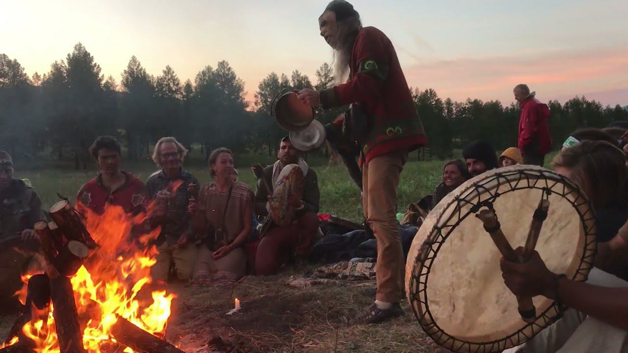 Посвященный шаман (Россия) в ритуальной маске уичольского шамана-мараакаме (Мексика).