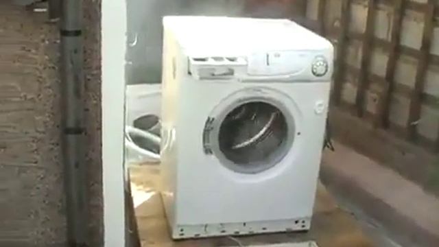 Кирпич засунули в стиралку))) жесть)) смотреть онлайн