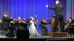 А. Кравчук Концерт для скрипки с оркестром Соль мажор 1 часть. Таня Костенко (6 лет)