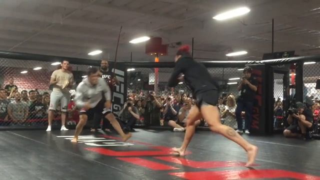 Cris Cyborg Training Capoeira at UFC 214 Open Workout смотреть онлайн