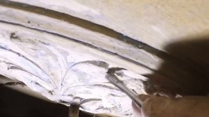 Расчистка гипсовой розетки от мела. Реставрация лепнины на потолке. СПб.  Дом 1911 года.