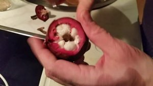 как чистить фрукт мангустин. How to peel a mangosteen fruit