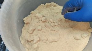 Литьё алюминия в форму. Формовочная смесь бентонитовая глина и кварцевый песок.