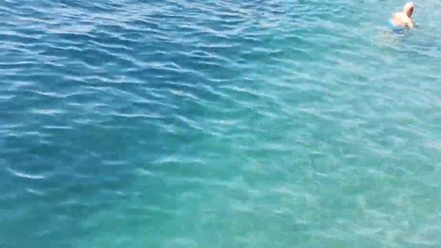 Ялта, на Массандровском пляже. Красивейшее море.