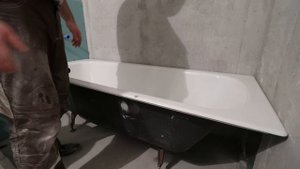 Установка чугунной ванны