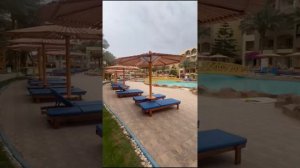 Один из бассейнов, pool bar отеля El Karma Aqua Beach Resort 4* в Хургаде, погода в апреле ~30 c°
