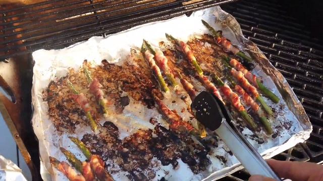 Спаржа в беконе на гриле. Bacon Wrapped Asparagus. смотреть онлайн