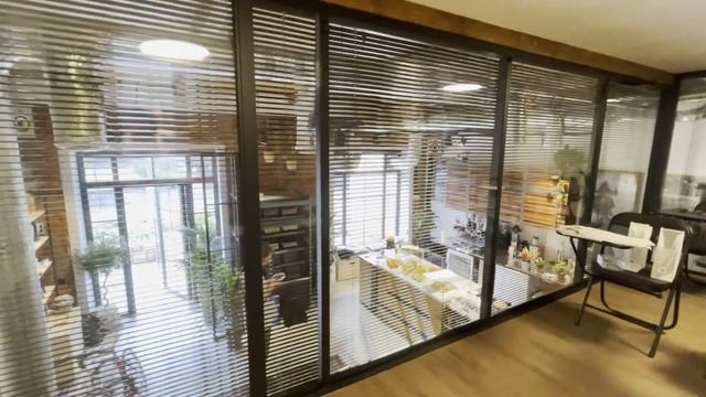 Встроенные жалюзи внутри стеклянных перегородок и дверей в ресторане с высокой приватностью смотреть онлайн