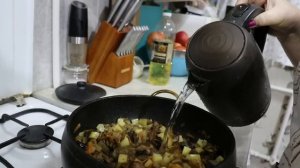 Занимаемся уборкой.Готовлю вкуснейший грибной суп и печень в сметанном соусе.