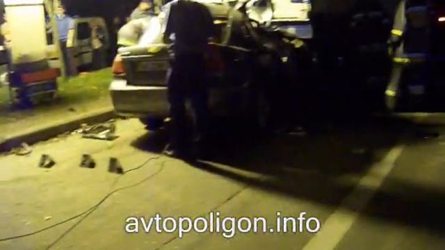 Киев Chevrolet Aveo врезался в грузовик смотреть онлайн