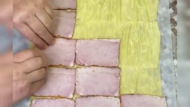 Нужны 3 ингредиента сыр,крабовые палочки, яйца! Какая вкуснятина этот сырный рулет!