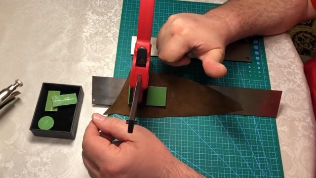 Эксперименты с тиснением различных видов кожи различными клише . смотреть онлайн