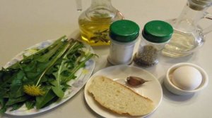 Салат из одуванчика с гренками и яйцом