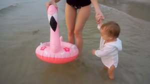 Купания ребенка в океане. Mia с кругом как беби бон! Маленький ребенок лялечка Мийчонок!