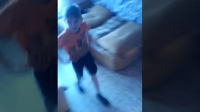 Данил садиться на шпагат ? смотреть онлайн