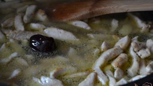 Мясо куриных грудок с вишнями