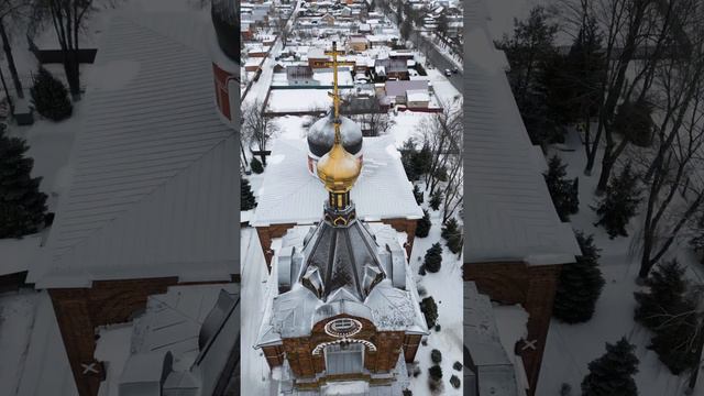 Если убрать колокола и церковные элементы то можно подумать что это английский замок какой нибуд