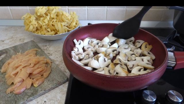Фетучини с курицей и  грибами в сливочном соусе.