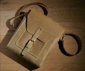 Сумка мессенджер из кожи вертикальная с 2 карманами. Кожаная сумка на плечо из натуральной кожи