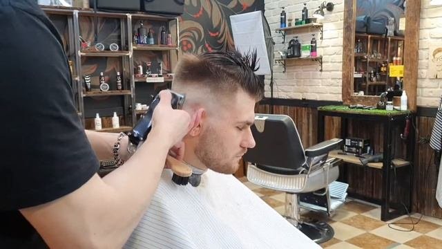 стригу музыканта Luverance . мужская стрижка Undercut .андеркат с Fade