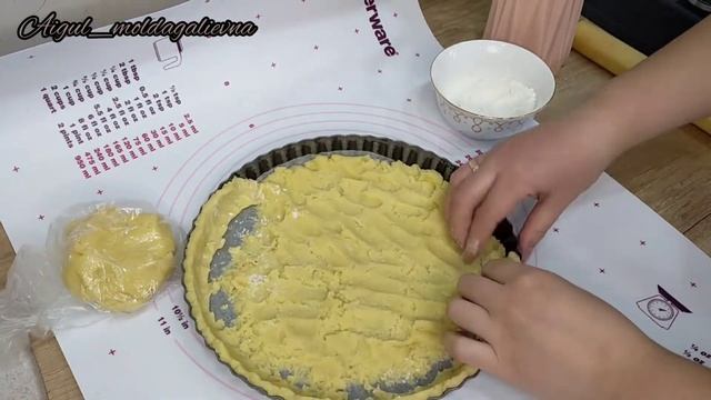 Пирог варёнкой. Пирог с сгущенкой и орехами. Пирог песочный.