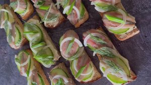 БУТЕРБРОДЫ С КИЛЬКОЙ ПОД КРЕПКИЕ МУЖСКИЕ НАПИТКИ