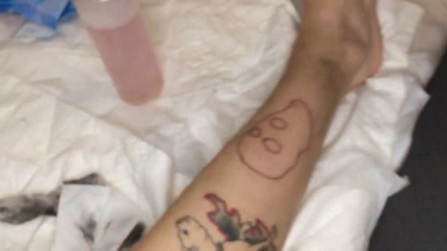 БАБУШКА ДЕЛАЕТ ТАТУИРОВКУ ВНУКУ! В 76 ЛЕТ БАБУШКА ТАТУ-МАСТЕР! смотреть онлайн