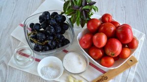 Маринованные помидоры с виноградом