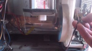 Проверка вентилятора охлаждения СВЧ печи. Checking the cooling fan of microwave oven.