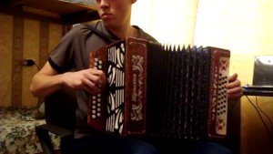 Игра на гармони. Куда бежишь тропинка милая