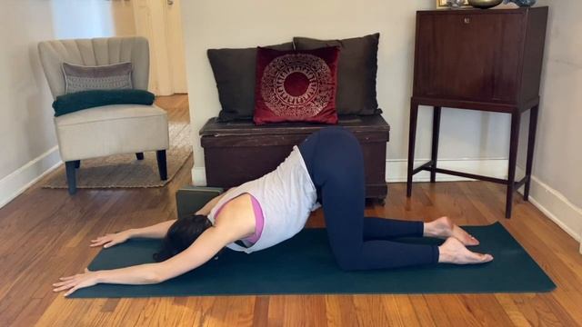 YOGA 101 TUTORIAL: Extended Puppy Pose (open the back and shoulders in preparation for Down Dog) смотреть онлайн
