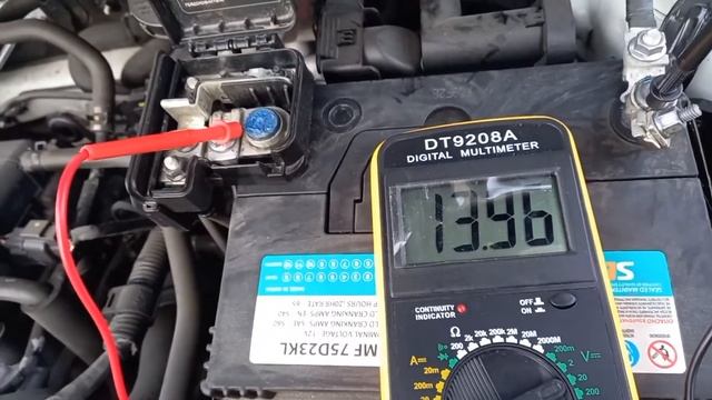 Как проверить заряд аккумулятора  мультиметром ?