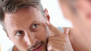 У мужчины морщины...