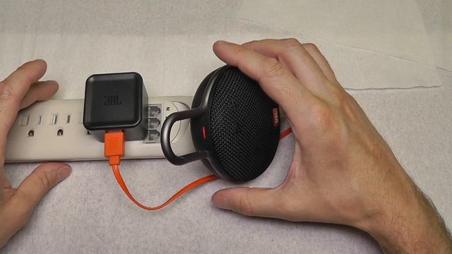 Charging the Battery of JBL Clip3 смотреть онлайн
