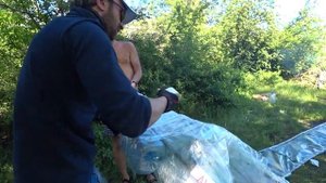 Парусник из веток и пленки.. Придумал свой парус..Поставили парус на лодку ...Артема унесло...