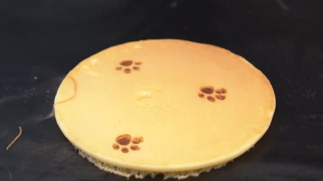 Блинчики для детей с шоколадом и сливками и клубникой смотреть онлайн