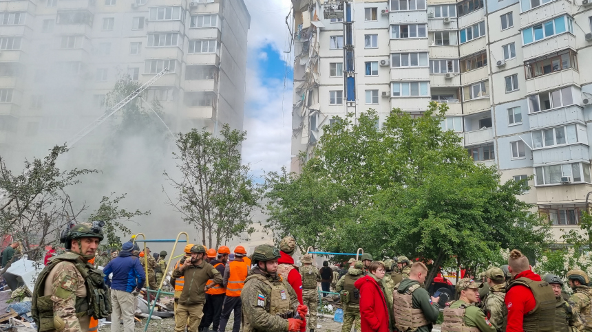 Рядом с обрушившимся домом в Белгороде после атаки ВСУ находится школа
