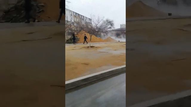 Укладка асфальта в Актау во время дождя