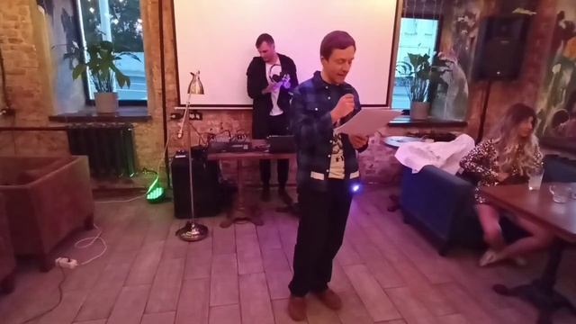 Юрий Тубольцев читает афоризмы при поддержке Стеллы Тины Раш Москва июнь 2023 г.