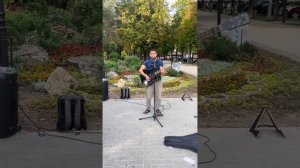 рамир поет на улице  осень наступила и вянут цветы🔥🔥🔥👍👍👍слушать всем 🔥🔥