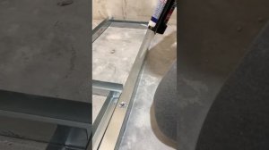 Как приклеить профиль на жидкие гвозди. 27×28
