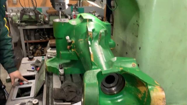 Майстерня Дзеркаля. Ремонт переднього мосту John Deere 8400/8410/8430