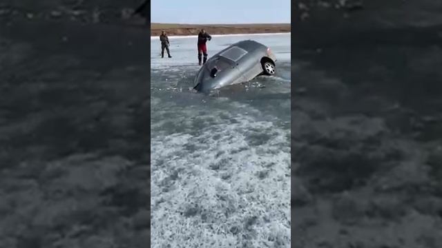 Зимняя рыбалка первый лёд скрытые опасности новичкам как не надо делать на машине авто лайфхак улов смотреть онлайн