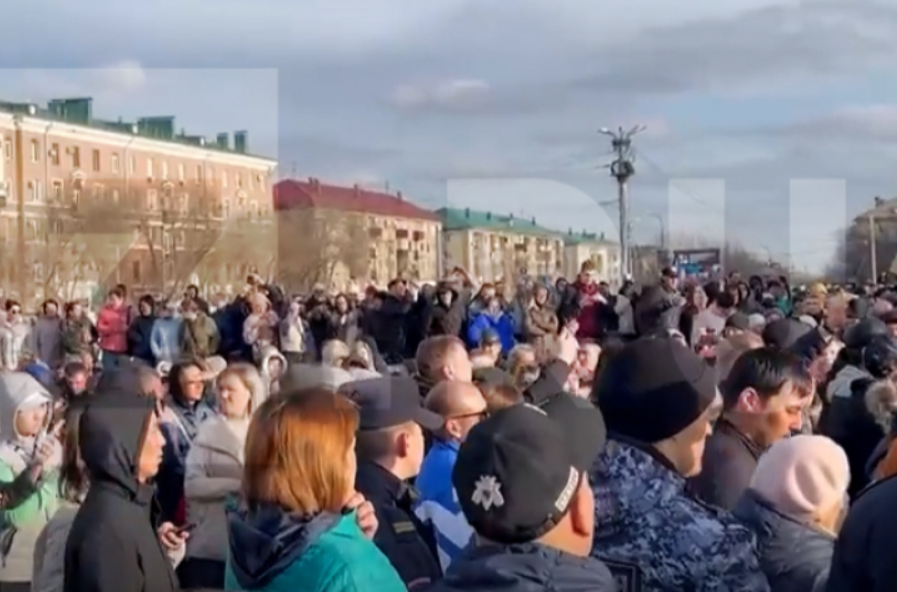 Сотни жителей Орска собрались у здания администрации города